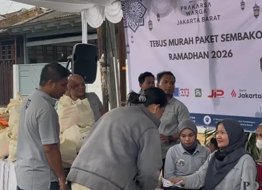 Program tebus murah sembako selama bulan Ramadan di wilayah Taman Kota, Kembangan, Jakarta Barat, Rabu, 4 Maret 2026. (Sumber: Poskota/Pandi Ramedhan)