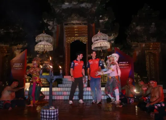 Dua pembalap MotoGP, Joan Mir dan Luca Marini belajar Tari Kecak di Bali. (Sumber: Honda)