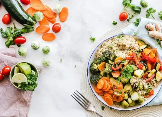 Ilustrasi menu sahur sehat untuk penderita maag yang membantu menjaga kondisi lambung tetap nyaman selama menjalankan ibadah puasa Ramadan. (Sumber: Pinterest)