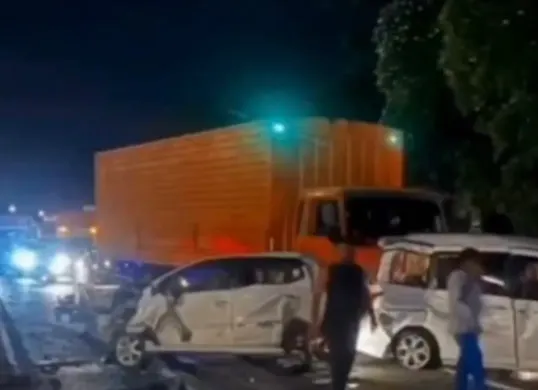 Kecelakaan beruntun dI Tol Cipularang KM 93 yang menyebabkan 2 orang tewas. (Sumber: Instagram/@jabodetabek24info)