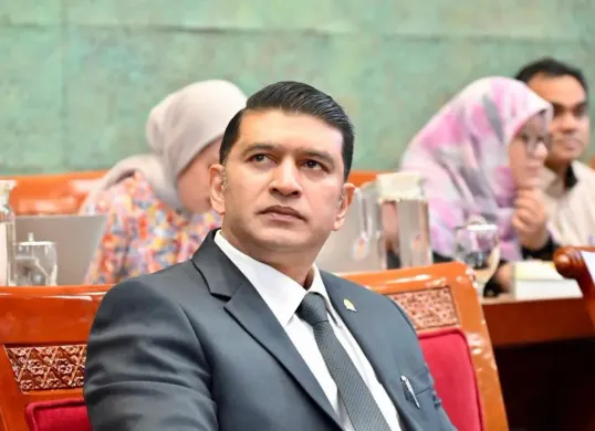 Suami Bupati Pekalongan Fadia Arafiq, Mukhtaruddin Ashraff Abu, ikut menjadi sorotan setelah diduga turut menikmati aliran uang hasil dugaan korupsi yang dilakukan sang istri. (Sumber: Instagram/@ashraff_abu)