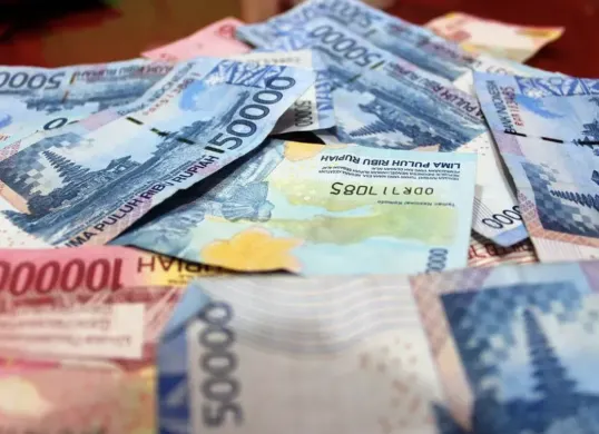 Ilustrasi Tunjangan Hari Raya (THR) menjelang Idul Fitri. Pemerintah mewajibkan perusahaan membayarkan THR paling lambat tujuh hari sebelum hari raya. (Sumber: Wilkimedia Commons)