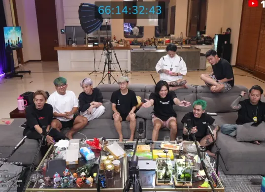 Reza Arap bersama anggota AAA Clan saat live streaming Marapthon Season 3 yang berlangsung 24 jam nonstop dan telah memasuki hari ke-26. (Sumber: Youtube/@yb)