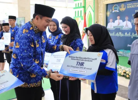 Korpri Setjen DPD RI membagikan bingkisan kepada pejabat, pegawai, hingga staf pendukung, serta santunan untuk anak yatim, Kamis, 5 Maret 2026. (Sumber: Dok. DPD RI)