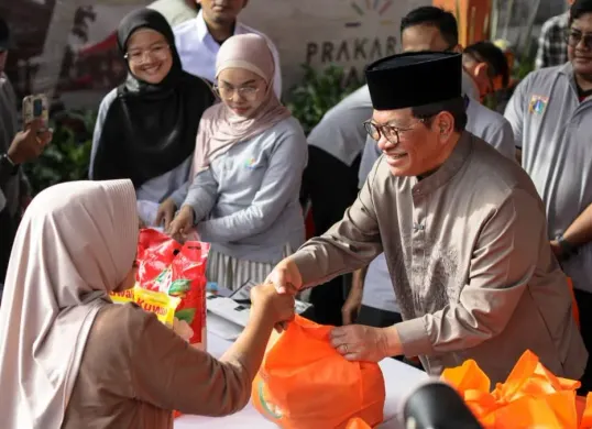 Gubernur Jakarta, Pramono Anung membagikan sembako mura kepada salah seorang warga di Jagakarsa, Jakarta Selatan, Kamis, 5 Maret 2026. (Sumber: Dok. Pemprov Jakarta)