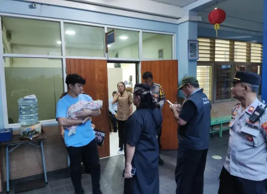 Penemuan bayi dalam paperbag gegerkan warga Kramat Pela, Kebayoran Baru. (Sumber: Dok. Polres Metro Jakarta Selatan)