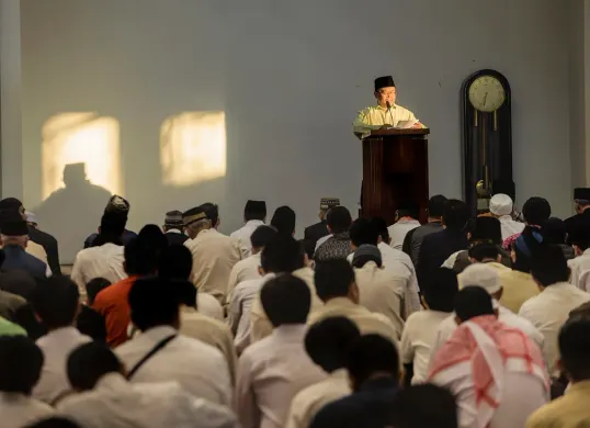 Khatib menyampaikan khutbah Jumat bertema keutamaan Ramadan di masjid sebagai pengingat bagi umat Islam untuk meningkatkan takwa dan ibadah selama bulan suci. (Sumber: Wilkimedia Commons)
