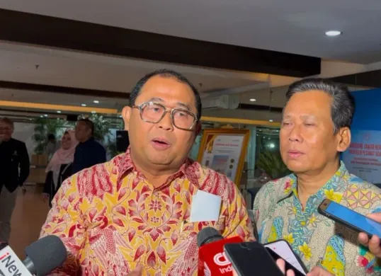 Praktisi hukum penerbangan Columbanus Priaardanto (kiri) seusai acara bedah buku Tanggung Jawab Hukum Produsen Pesawat Udara terhadap Korban Kecelakaan dalam Penyelenggaraan Penerbangan di Jakarta, Kamis, 5 Maret 2026. (Sumber: Dok. Istimewa)