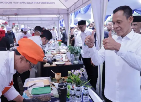 Wakil Bupati Bogor Ade Ruhandi meninjau lomba masak di halaman Gedung Tegar Beriman, Cibinong. (Sumber: Dok. Pemkab Bogor)