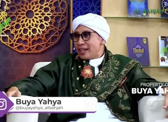 Menanggapi isu perang global, Buya Yahya mengingatkan agar umat Islam tidak mudah memastikan tanda kiamat. (Sumber: YouTube/Buya Yahya)