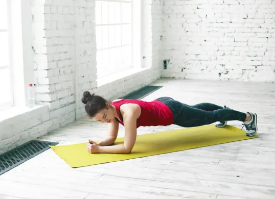 Rekomendasi olahraga ringan yang aman saat puasa untuk pemula. (Sumber: Freepik/shurkin-son)