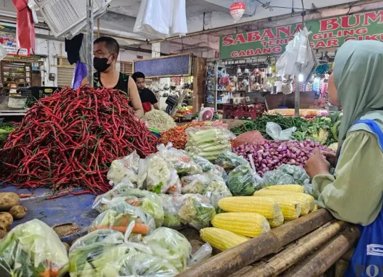 Pedagang sayuran di Pasar Gudang Tigaraksa, Kabupaten Tangerang, Kami, 5 Maret 2026. (Sumber: Poskota/Veronica Prasetio)