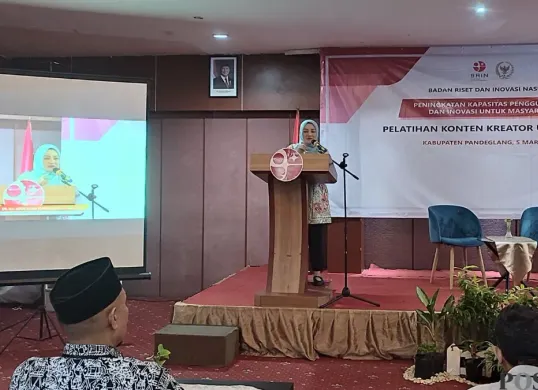 Anggota Komisi X DPR RI, Adde Rosi Khoerunnisa membuka pelatihan kreator konten bagi anak muda di sebuah hotel di Kabupaten Pandeglang, Kamis, 5 Maret 2026. (Sumber: Poskota/Samsul Fatoni)