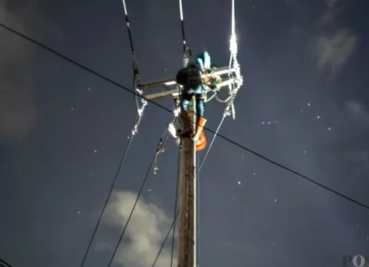 Petugas PLN UP3 Cimahi melakukan pengamanan pasokan jaringan Listrik di wilayah Kabupaten Bandung Barat. (Sumber: Poskota/Gatot Poedji Utomo)