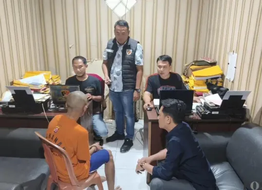 Pelaku curanmor berinisial F saat diperiksa petugas. (Sumber: Poskota/Veronica Prasetio)
