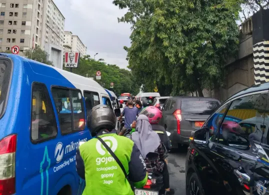 Kepadatan lalu lintas di Jalan TMP Kalibata, Jakarta Selatan. (Sumber: Poskota/Ali Mansur)