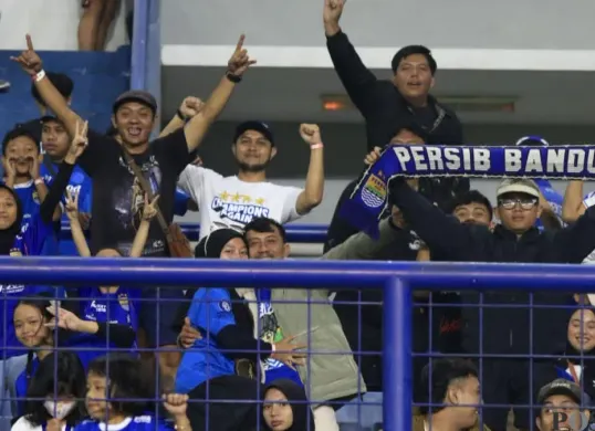 Bobotoh Persib memadati tribun penonton di Stadion GBLA, Bandung. (Sumber: Poskota/Gatot Poedji Utomo)
