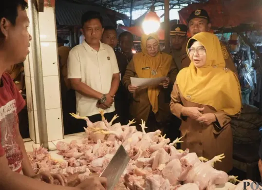 Bupati Pandeglang saat melakukan sidak harga pangan ke Pasar Badak Pandeglang. (Sumber: Poskota/Samsul Fatoni)