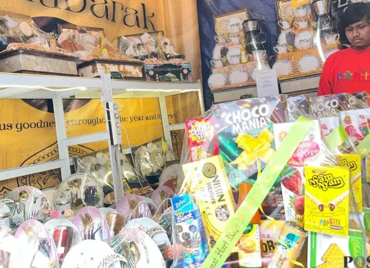 Fadilah pedagang parcel di Pasar Kembang Cikini, Jakarta Pusat, Kamis, 5 Maret 2026. (Sumber: Poskota/M Tegar Jihad)