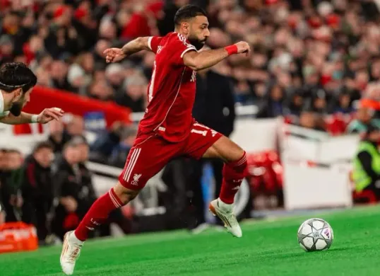 Lapangan hijau dari jeda iftar hingga mental baja pemain muslim. (Sumber: Instagram/@mosalah)