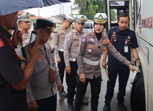 Personel Porlesta Serang memeriksa kendaraan dalam rangkaian ramp check di Terminal Pakupatan, Kota Serang, Kamis, 5 Maret 2026. (Sumber: Dok. Polresta Serang)