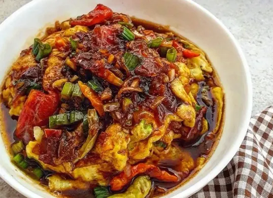 Sajian menu sahur dan berbuka sederhana berupa telur dadar, ayam goreng rumahan, sayur bening bayam, serta es kelapa muda segar yang praktis dan bergizi selama Ramadan. (Sumber: Pinterest)