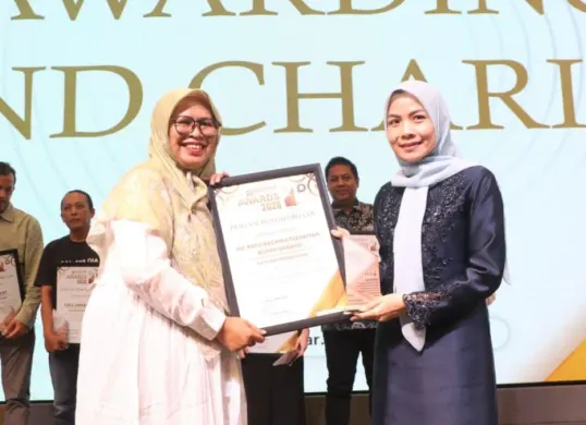 Bupati Serang Ratu Rachmatuzakiyah menerima Award 2026 kategori kepala daerah inovatif program Kemudahan Perizinan Berusaha bagi Investor di Kabupaten Serang dari Pokja Wartawan Ekbispar pada Jumat, 6 Maret 2026. (Sumber: Istimewa)