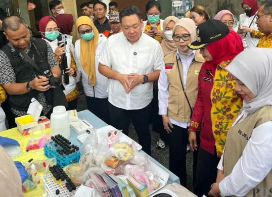 Pengecekan kandungan zat berbahaya pada makanan yang dijual pedagang takjik di Jalan Panjang Kelapa Dua, Kebon Jeruk, Jakarta Barat, Kamis, 5 Maret 2026. (Sumber: Poskota/Pandi Ramedhan)