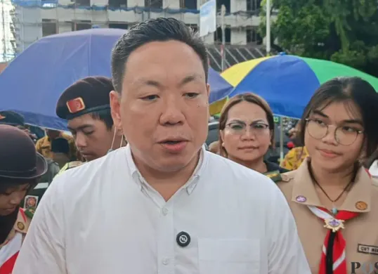 Anggota Komisi IX DPR RI, Charles Honoris mengecek makanan pedagang takjil di Jalan Panjang Kelapa Dua, Kebon Jeruk, Jakarta Barat, Kamis, 5 Maret 2026. (Sumber: Poskota/Pandi Ramedhan)