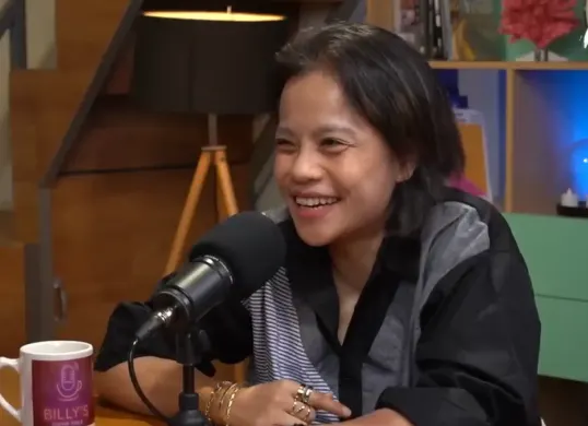 Psikolog klinis Evi Santi Rahayu yang juga istri gitaris Zendhy Kusuma kembali viral usai kasus pemilik Bibi Kelinci Kopitiam, Nabilah O’Brien ditetapkan sebagai tersangka. (Sumber: YouTube/Billy's Coffee Table)