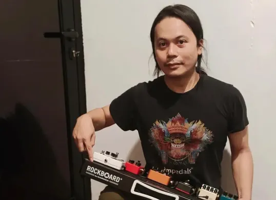 Sosok gitaris Zendhy Kusuma yang terlibat kontroversi dengan pemilik Bibi Kelinci Kopitiam, Nabilah O’Brien. (Sumber: Instagram/@zendhy.kusuma)