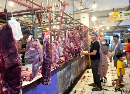 Pedagang daging sapi di Pasar Gudang Tigaraksa, Kecamatan Tigaraksa, Kabupaten Tangerang. (Sumber: Poskota/Veronica)