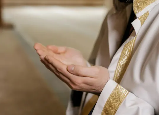 Ilustrasi - Bacaan doa qunut yang dibaca setelah rukuk terakhir salat witir. (Sumber: Pexels/Alena Darmel)