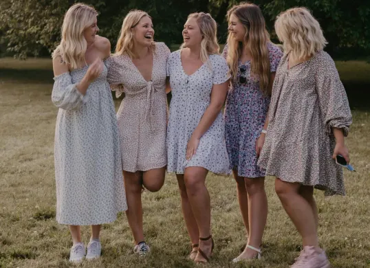 Ilustrasi - Tips mix and match outfit untuk perempuan petite. (Sumber: Pexels/Taylor Marx)