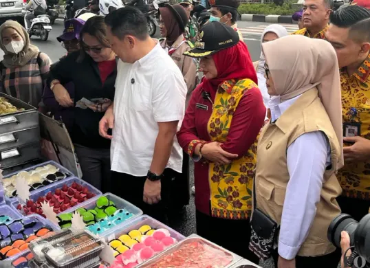 Pemeriksaan zat berbahaya pada makanan yang dijual pedagang takjil di Jalan Panjang Kelapa Dua, Kebon Jeruk, Jakarta Barat, Kamis, 5 Maret 2026. (Sumber: Poskota/ Pandi Ramedhan)