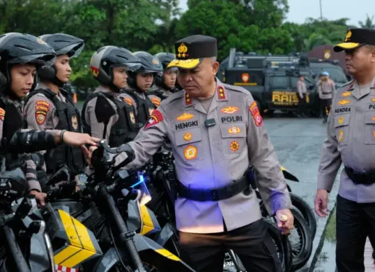 Kapolda Banten Irjen Pol Hengki saat memeriksa kendaraan yang akan digunakan dalam Operasi Ketupat Maung 2026. (Sumber: Polda Banten)
