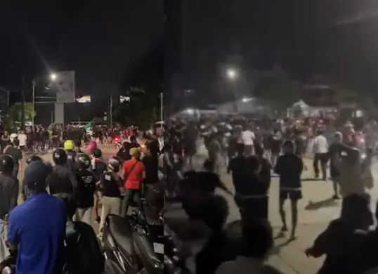 Persijap vs Persis Solo di Jepara berakhir tanpa gol namun memicu bentrok suporter. Kericuhan dipicu nyanyian provokatif hingga lempar botol dan petasan yang terjadi hingga luar stadion. (Sumber: X/@ilhamisback)