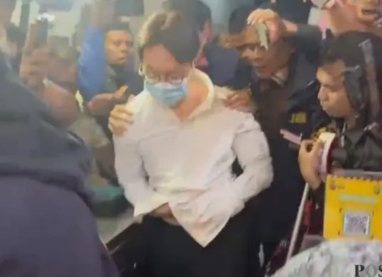 Polda Metro Jaya resmi menahan Dokter Richard Lee, setelah menjalani pemeriksaan tambahan sebagai tersangka dalam kasus dugaan pelanggaran perlindungan konsumen, Jumat, 6 Maret 2026. (Sumber: Poskota/Ali Mansur)