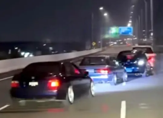 Tangkapan layar video aksi sejumlah mobil yang melaju secara zig-zag di ruas Tol Bekas-Cawang-Kampung Melayu (Becakayu), Jakarta Timur. (Sumber: Istimewa)