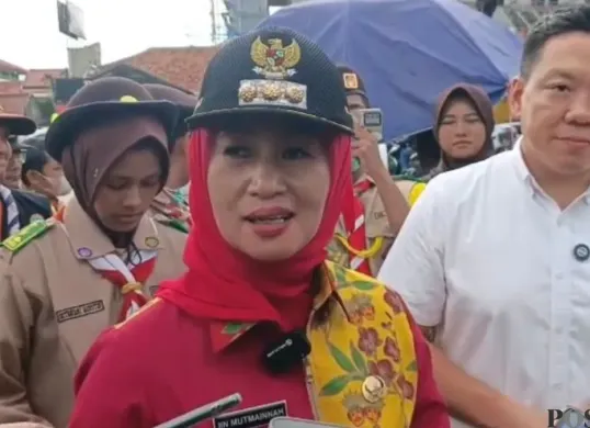 Wali Kota Jakbar, Iin Mutmainnah meninjau lokasi penjualan takjil di Kebon Jeruk, Jakarta Barat, Kamis, 5 Maret 2026. (Sumber: Poskota/Pandi Ramedhan)