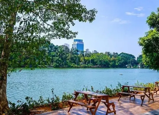 Suasana masyarakat berburu takjil di kawasan Senayan Park, Jakarta, yang menjadi salah satu lokasi favorit ngabuburit selama bulan Ramadan. (Sumber: Facebook/HUmas Walikota Jakarta Pusat)