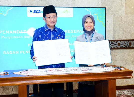 Potret Imam Besar Masjid Istiqlal Prof. Dr. KH. Nasaruddin Umar (kiri) dan Presiden Direktur BCA Syariah, Yuli Melati Suryaningrum (kanan). (Sumber: Istimewa)