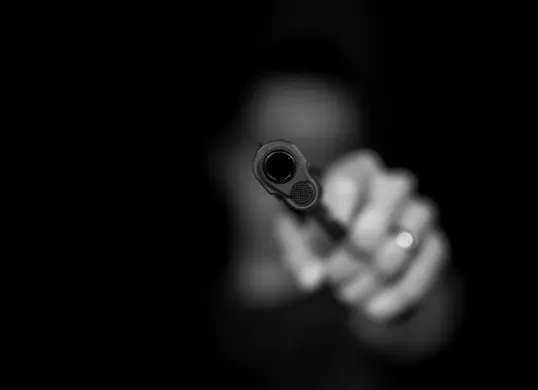 Ilustrasi diduga bunuh diri menggunakan senjata api. (Sumber: Unsplash/Max Kleinen)