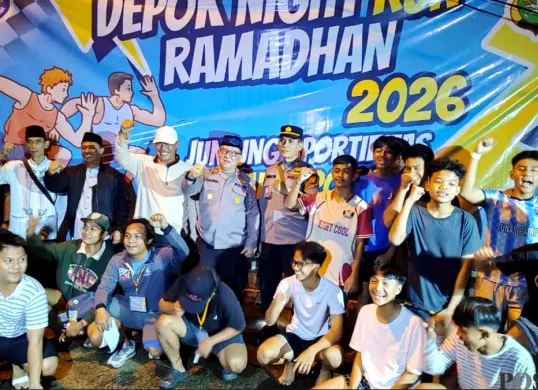 Kapolsek Cinere Kompol Chairul Saleh didampingi Wakapolsek Cinere AKP Rumain membuka acara Depok Night Run dengan jumlah peserta membludak. (Sumber: Poskota/Angga Pahlevi)