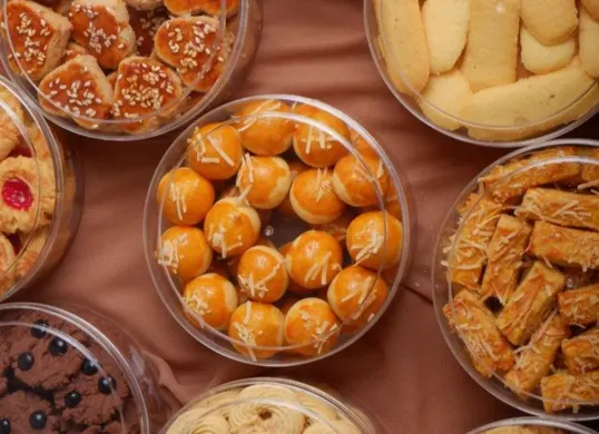 Aneka kue kering Lebaran seperti kastengel, kue semprit, dan kue kacang yang mudah dibuat oleh pemula untuk suguhan Idulfitri. (Sumber: Pinterest)