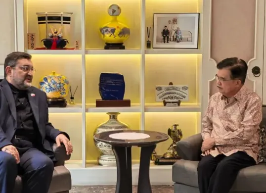 Ilustrasi. Potret Wakil Presiden ke-10 dan ke-12 RI Jusuf Kalla menerima kunjungan Duta Besar Iran untuk Indonesia, Mohammad Boroujerdi, di kediamannya di Jakarta Selatan, Selasa, 3 Maret 2026. (Sumber: Instagram/@jusufkalla)