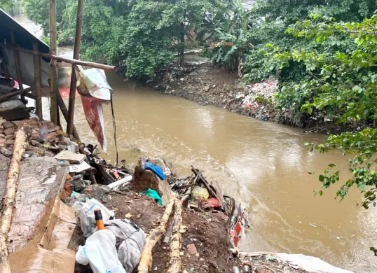 Kondisi bangunan rumah kontrakan pasca kejadian longsor di Jalan X RT 06 RW 08 Kelurahan Kebon Baru, Kecamatan Tebet, Jakarta Selatan, Sabtu, 7 Maret 2026. (Sumber: Poskota/Pandi Ramedhan)