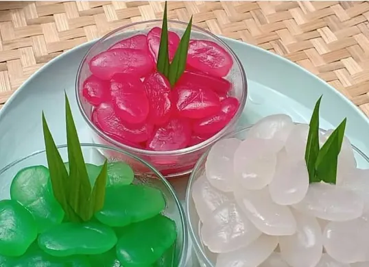 Kolang kaling menjadi salah satu takjil favorit saat Ramadan. Biji buah aren ini tidak hanya menyegarkan, tetapi juga mengandung air, serat, serta mineral yang bermanfaat bagi kesehatan tubuh saat berpuasa. (Sumber: Pinterest)