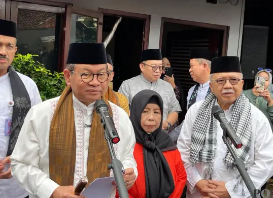 Gubernur Jakarta Pramono Anung saat menyampaikan pernyataan kepada awak media soal BBM ditengah situasi Global, di Jagakarsa, Jakarta Selatan, Jumat, 6 Maret 2026. (Sumber: Poskota/M Tegar Jihad)