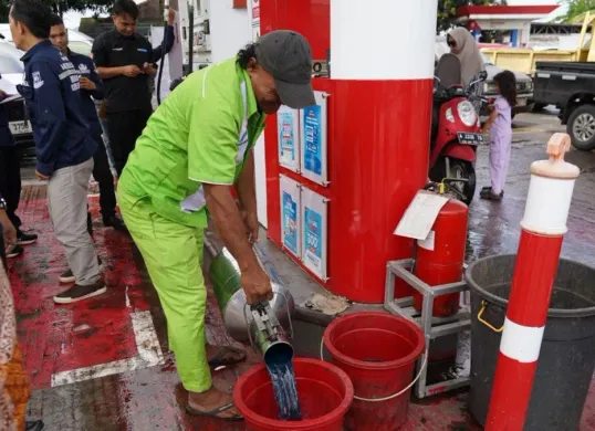 Petugas Disperindag Kota Cilegon melaksanakan sidak untuk mengetahui takaran ukuran BBM di sejumlah SPBU di wilayah Kota Cilegon, Jumat, 6 Maret 2026. (Sumber: Dok.Disperindag Kota Cilegon)